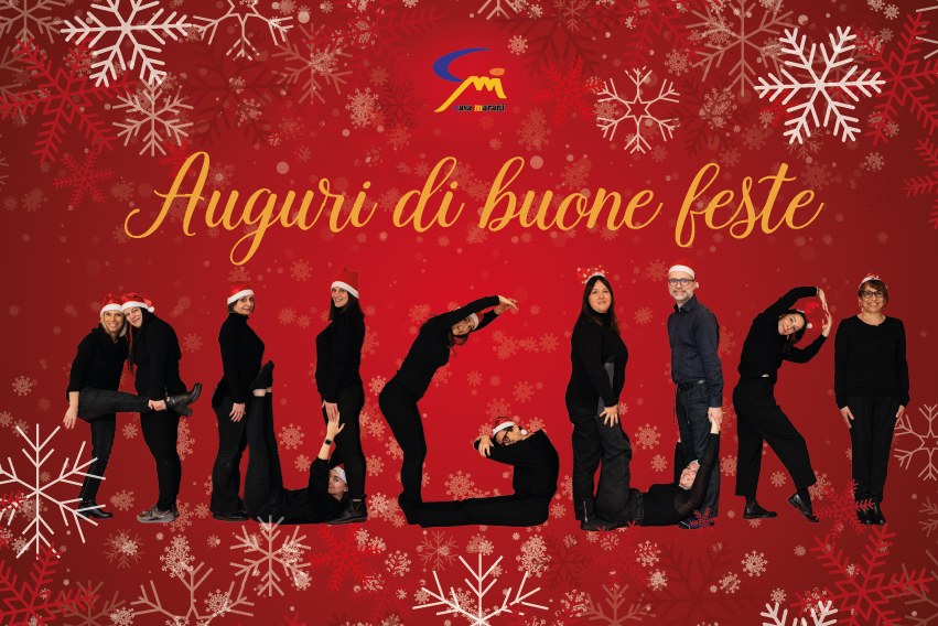 Alcuni componenti del personale di Casa marani che compongono la parola Auguri - Auguri di buone feste